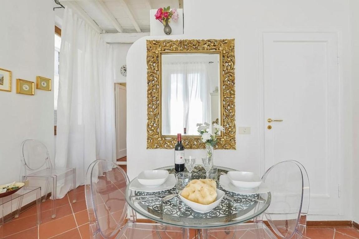 Ur-nest Window On Arno *